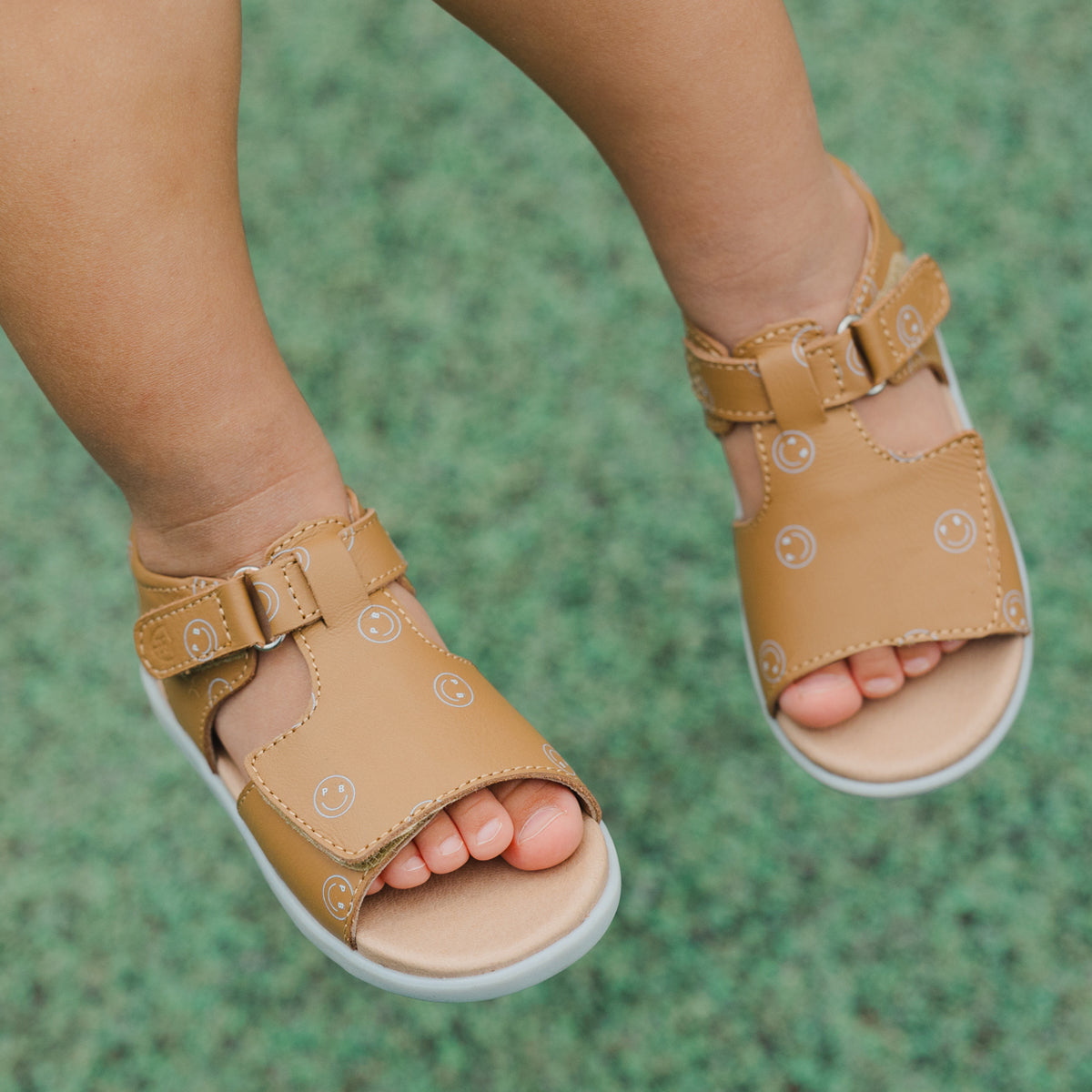 Bailey Sandal || Tan Smiley